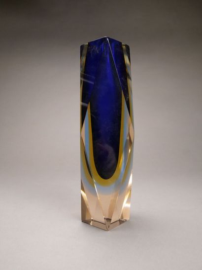 MURANO.

Vase à section losangique.

Intérieur...