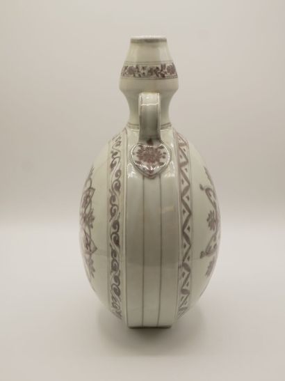 CHINE.

Gourde en porcelaine à décor manganèse...
