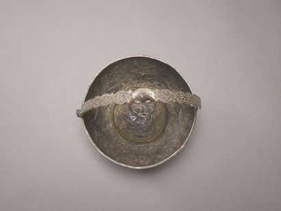 ASIE.

Coupe à suspendre en argent à décor...