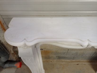 Cheminée en marbre blanc veiné.

Manteau...