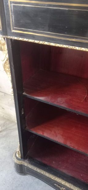 Meuble à hauteur d'appui en bois noirci.

Ouvre...