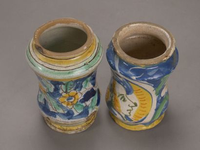 Deux albarels en faience polychrome.

L'un...