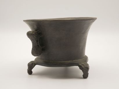 CHINE

Pot en bronze patiné, orné de deux...