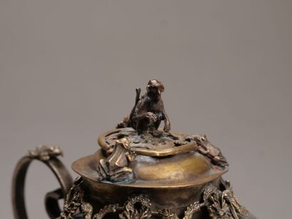 CHINE.

Petite théière en argent? et métal.

Le...