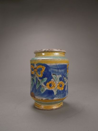 Albarel en faïence polychrome à décor de...