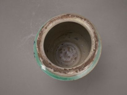 Albarel en faïence polychrome à décor de...