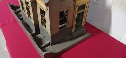 Importante cage à oiseaux figurant une maison...