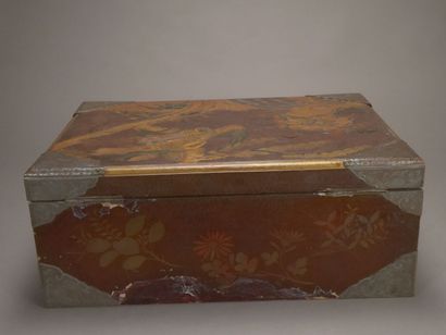 Coffret écritoire en laque à décor toute...