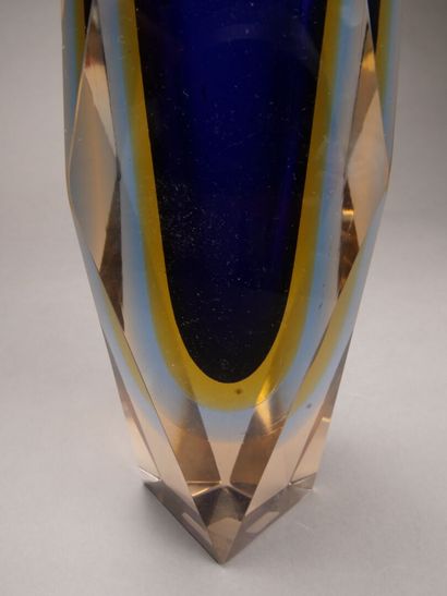 MURANO.

Vase à section losangique.

Intérieur...