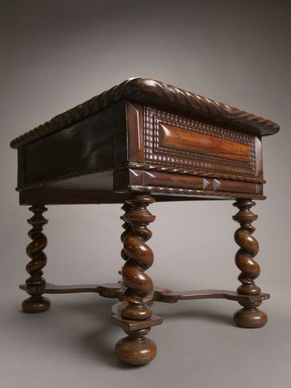 Petit bureau dit de maîtrise en palissandre...
