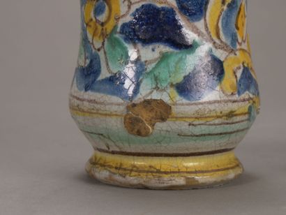 Deux albarels en faience polychrome.

L'un...