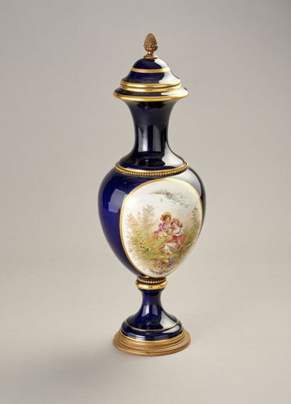 Sèvres, dans le style de.

Vase balustre...