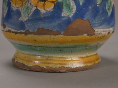 Albarel en faïence polychrome à décor de...