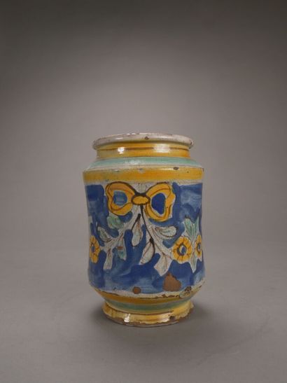 Albarel en faïence polychrome à décor de...