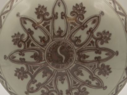 CHINE.

Gourde en porcelaine à décor manganèse...