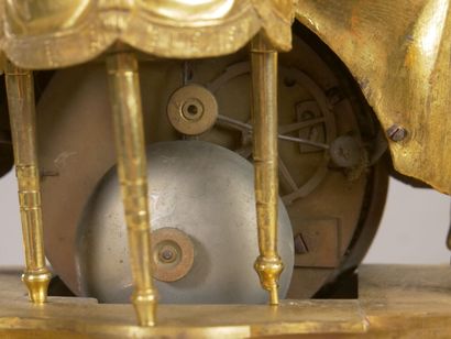 Curieuse pendule en bronze doré et ciselé...