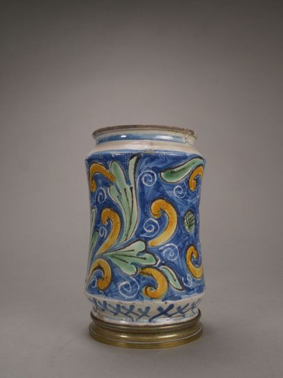 Albarello en faience polychrome, à décor...