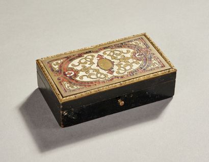 Paire de bougeoirs en bronze doré et ciselé...