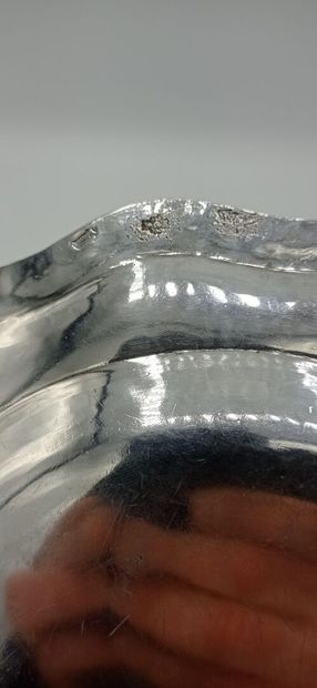 Plat ou assiette en argent bordé d'une frise...
