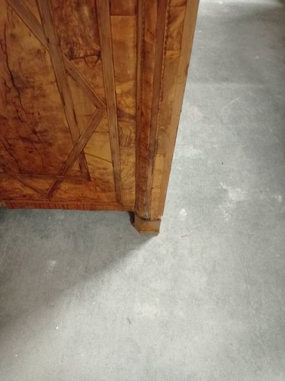 Commode à façade légèrement cintrée en bois...