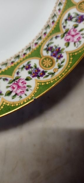 SEVRES, 1864.

Assiette en porcelaine polychrome...