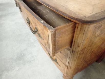 Commode à façade légèrement cintrée en bois...