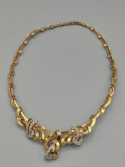 Collier draperie en or jaune 750°° semi articulé...