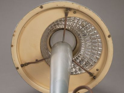 Lampe moderniste de bureau en métal nickelé...