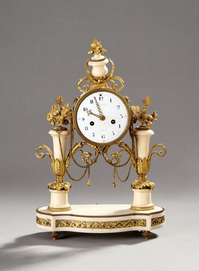 Pendule portique en marbre blanc et bronze...