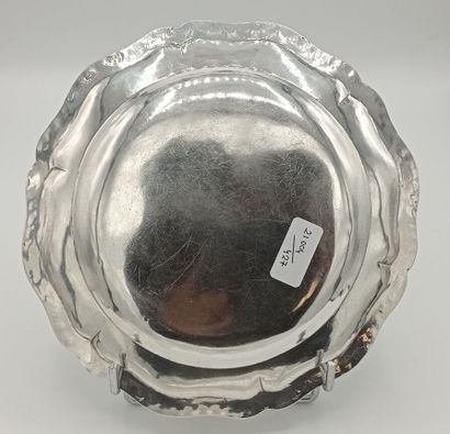 Plat ou assiette en argent bordé d'une frise...