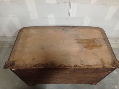 Commode à façade légèrement cintrée en bois...