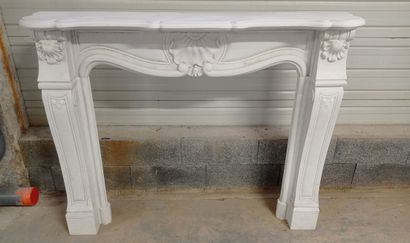 Cheminée en marbre blanc veiné.

Manteau...