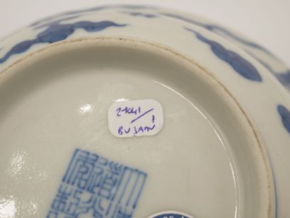 col évasé
CHINE.

Bol en porcelaine bleu-blanc,...