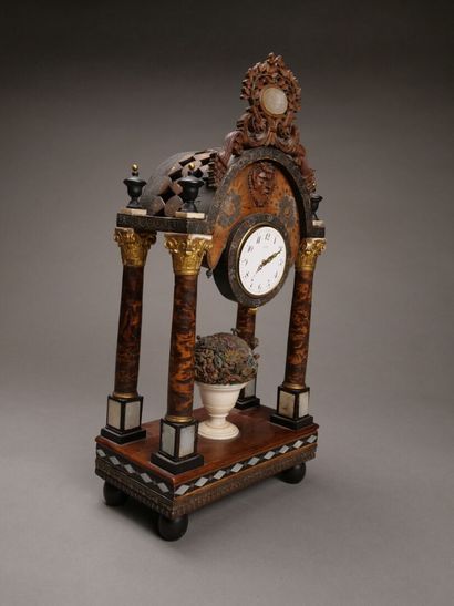 Curieuse pendulette en bois de placage et...