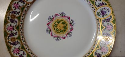 SEVRES, 1864.

Assiette en porcelaine polychrome...