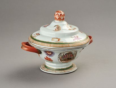 Soupière couvert en porcelaine à décor de...