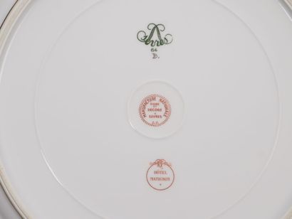 SEVRES, 1864.

Assiette en porcelaine polychrome...