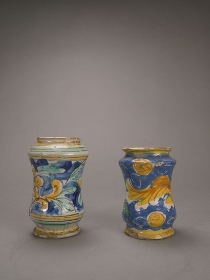 Deux albarels en faience polychrome.

L'un...