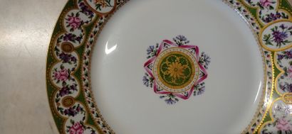SEVRES, 1864.

Assiette en porcelaine polychrome...