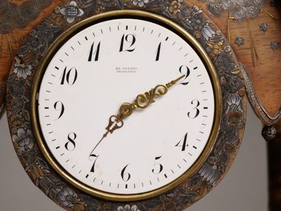 Curieuse pendulette en bois de placage et...