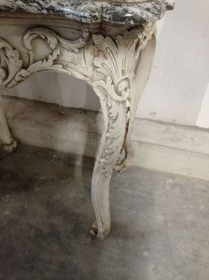 Console d'entre-deux en bois sculpté et relaqué...