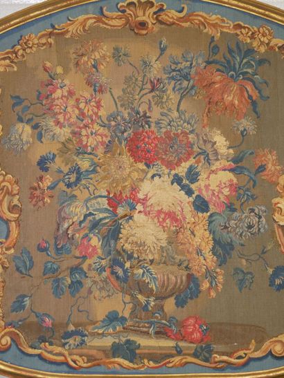 Tapisserie de forme polylobée à décor en...