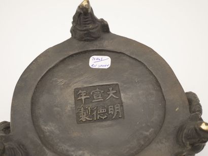 CHINE

Pot en bronze patiné, orné de deux...