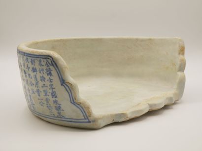 CHINE

Élément en porcelaine bleue et blanche...