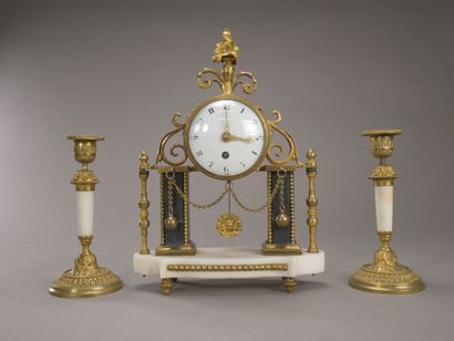 Petite garniture de cheminée en bronze doré....
