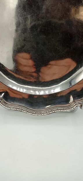 Plat ou assiette en argent bordé d'une frise...