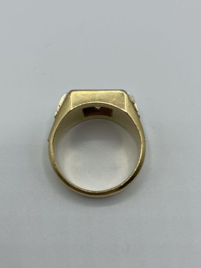 Bague chevalière en or 750 millièmes de deux...