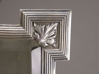 Miroir de table en bronze argenté.

La partie...