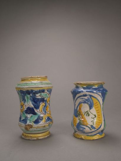 Deux albarels en faience polychrome.

L'un...