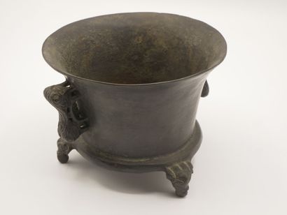 CHINE

Pot en bronze patiné, orné de deux...